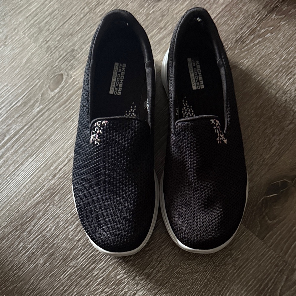 Skechers women’s black Slip-On Shoes